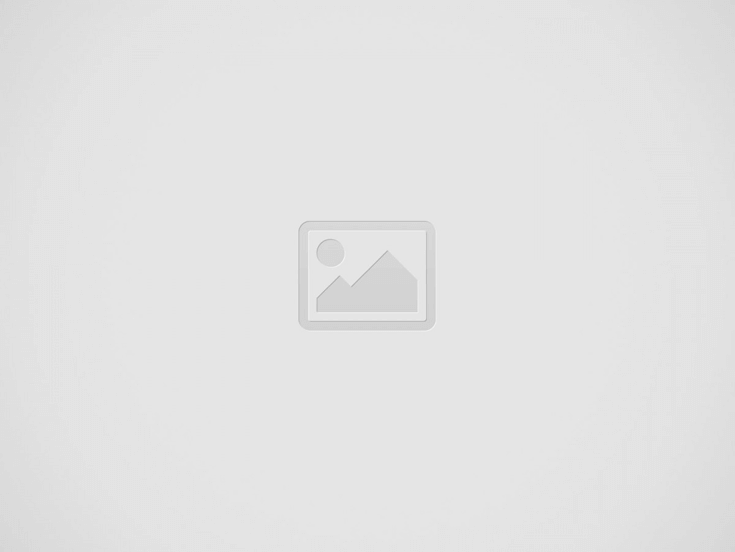 un ragazzo e una ragazza che indossano la stessa marca di maglietta